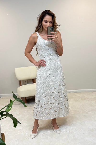 Vestido de algodão bordado com recortes