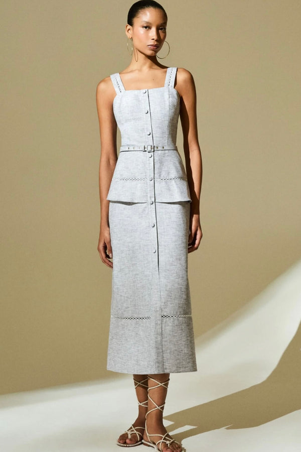 Dress tailored with a belt